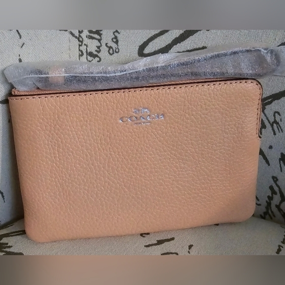 Coach Leather Wristlet. NWT. $88 retail. - Picture 1 of 6
